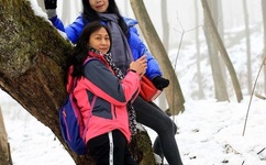 女生迈开腿打扑克又疼又痒